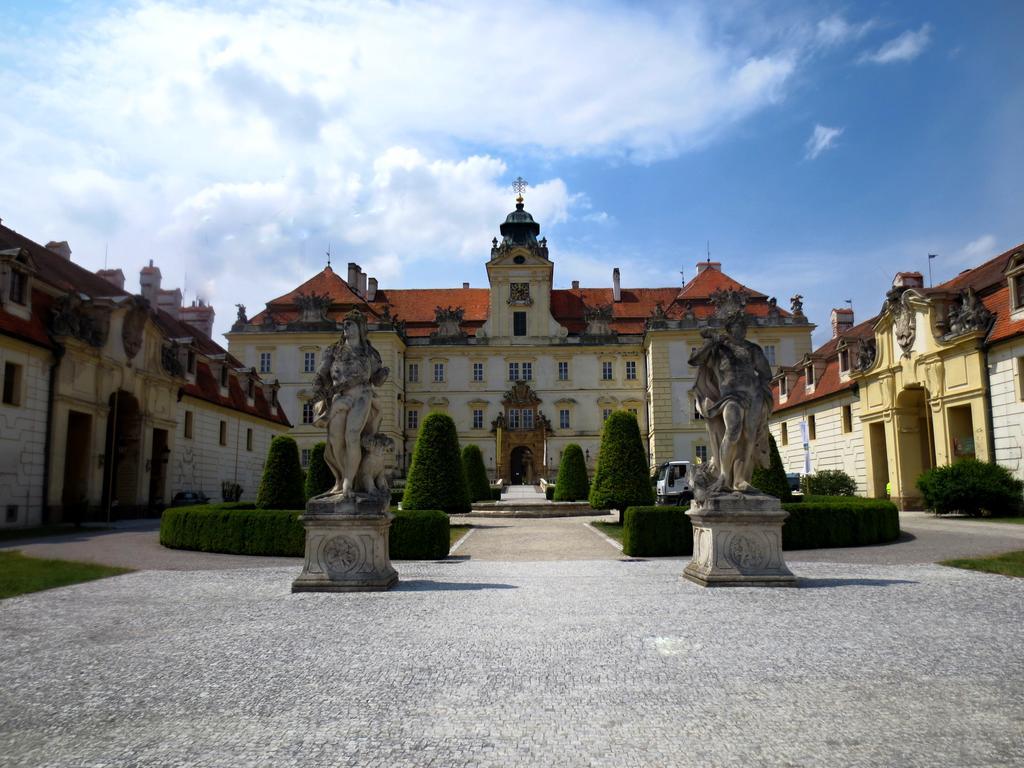 Hotel Hubertus Valtice Exterior foto