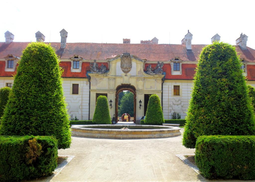 Hotel Hubertus Valtice Exterior foto